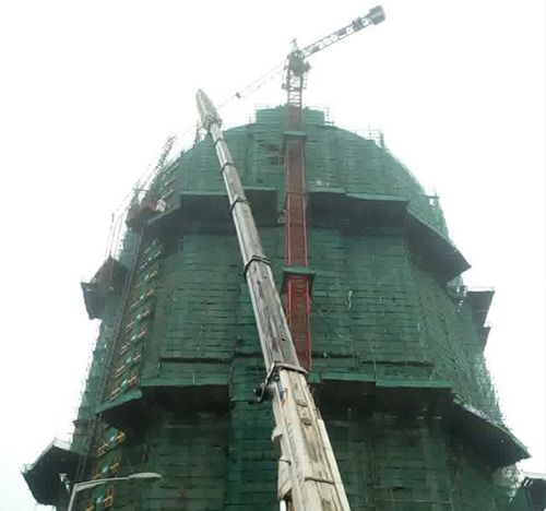 崇左市吊车在工地上作业